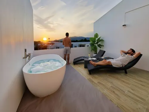 Lotus House: 3 fl Home, 2 King Beds - Night Bazaar