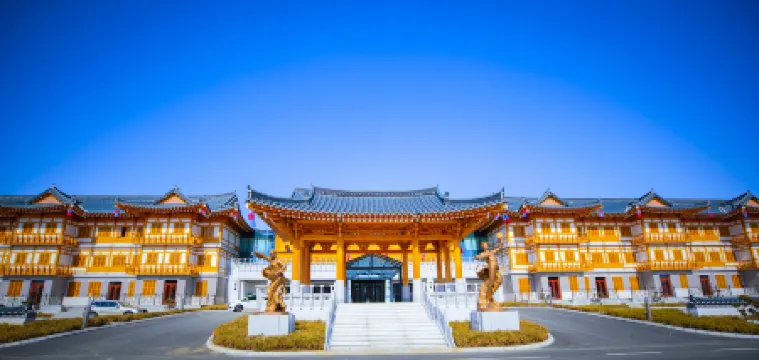 Ethnic Garden International Hotel Отели рядом с достопримечательностью «Yanbian University(Hunchun Campus)»