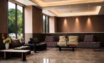 Elong Me Hotel