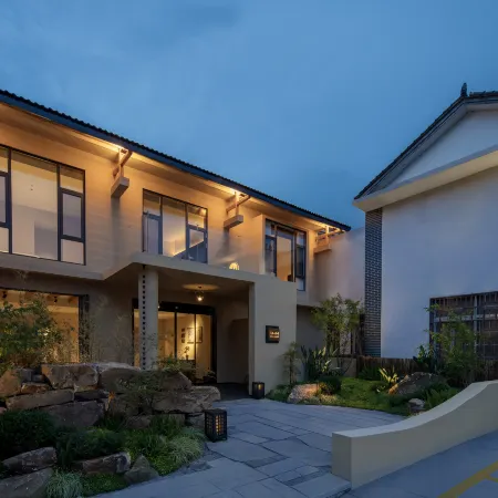 Shaoshan Qingshuitang Lakeside Retreat