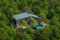 Misty Forest | Golden Dawn on Snow Peaks · Wild Luxury Secluded Mountain Lodge - บ้านพักหลังเล็ก