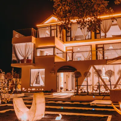 There is a play stack Hotels near Reed Maze