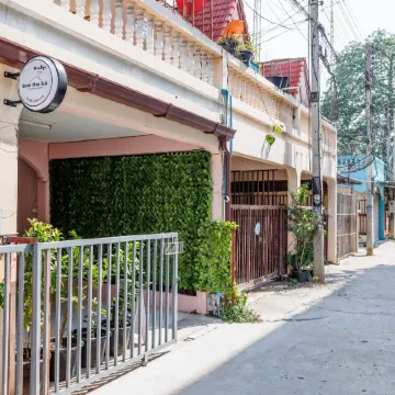 Baan Mee Suk Ayutthaya Отели рядом с достопримечательностью «Железнодорожная станция Аютхаи»