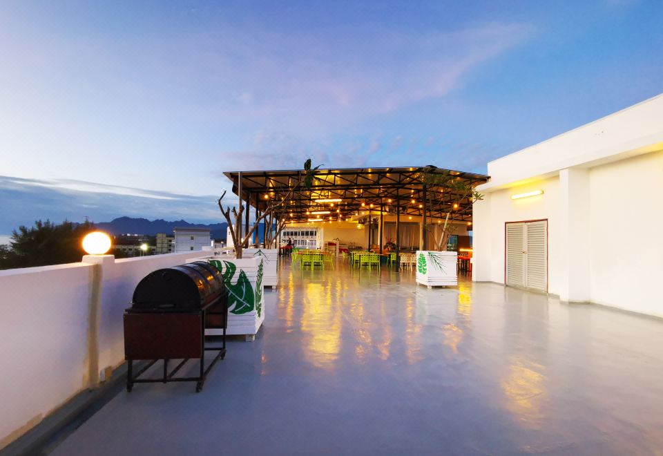 [랑카푸리 인의 해변가 테라스 모습]