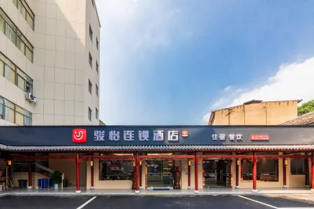 Junyi Chain Hotel (Zhongjing Road, Fengqiao Town, Zhuji) Отели рядом с достопримечательностью «Little Tianzhu Temple»