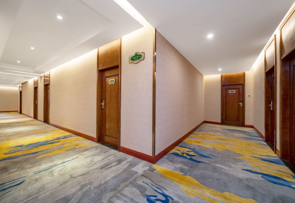 비엔나 호텔 선전 공밍 버스 스테이션