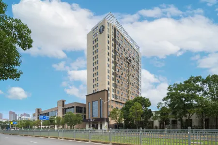 JI Hotel (Wuhan Zuankou Development Zone Houguan Lake) Отели рядом с достопримечательностью «Wuhan Business College»