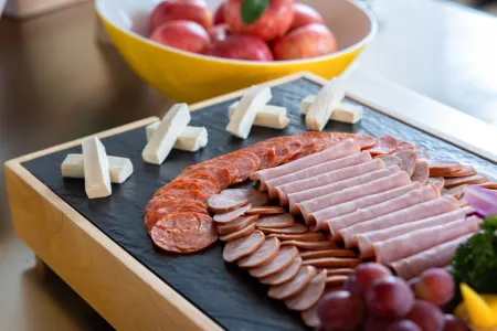 Home2 Suites by Hilton Kaifeng Отели рядом с достопримечательностью «Kaifeng Gulou Plaza»