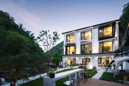 Kelai Residence · Simple Courtyard · Family Riverside · Rafting and Creek Tracing Homestay Отели рядом с достопримечательностью «Longwang Mountain Top»