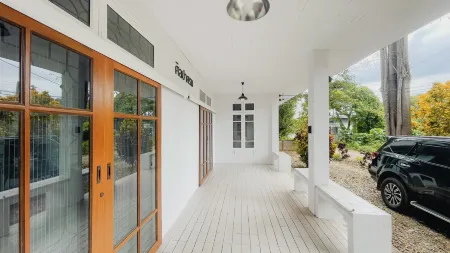 Silpasom ARTstay Suratthani Отели рядом с достопримечательностью «Wat Sathol Thammaram»