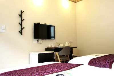 Baoxing Panda Home Chuanxiangju Hotels near Fengtongzhai Dengchigou Scenic Area