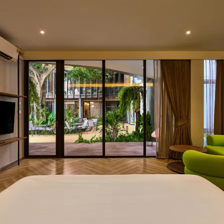 Red Door Hotel, Bangkok Отели рядом с достопримечательностью «Ват-Сакет»