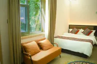 Turpan | Moye Shiguang WildLight Homestay · Grape Courtyard-Style Hotel - غرفة مطلة على الجبل