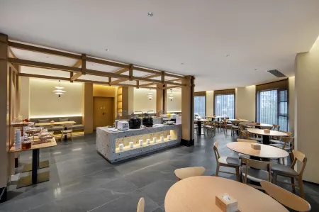 QIANNA HOTEL GLORIOUS (Xinyang Railway Station Shihe District) Отели рядом с достопримечательностью «Xinyang Normal University»