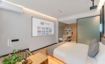 Yamei Intelligent Film and Television Hotel (Dali High-speed Railway Station Erhai Park Branch)