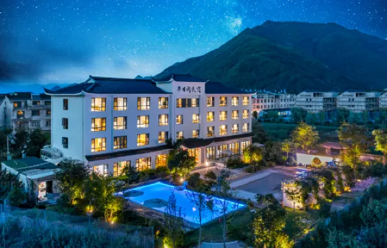 Half-day leisure. Couryard swimming pool resort