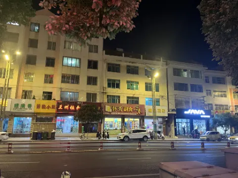 Zhaotong Hongqian Hotel