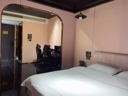 Yicheng W Yueta E-sports Hotel (Zizhong Road Daxia City) Отели рядом с достопримечательностью «Yicheng General Zhang Zizhong Memorial Hall»