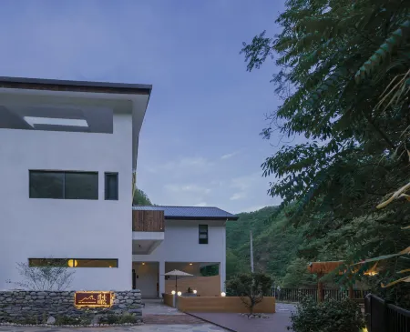 Hillside Courtyard Guesthouse Отели рядом с достопримечательностью «Zhashui Karst Cave»