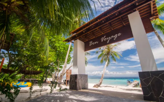 浪中島夏日海灣度假村 鄰近熱浪島海洋生態公園的酒店