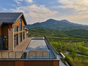 Secan Hotel Qingdao, Curio Collection by Hilton