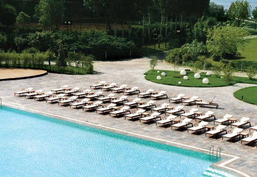 쉐라톤 이스탄불 아타코이 호텔의 실외 수영장