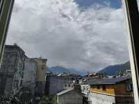 Luding Moxi Guzhen Yunshuiju Homestay - غرفة مطلة على الجبل