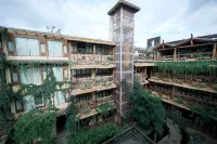Old story inns (Zhongyi Market, South Gate of Lijiang Ancient Town) Отели в г. Новая часть города