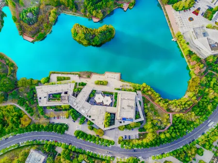 QUEENS VILLA Отели рядом с достопримечательностью «Donghu Luoyan Scenic Area»