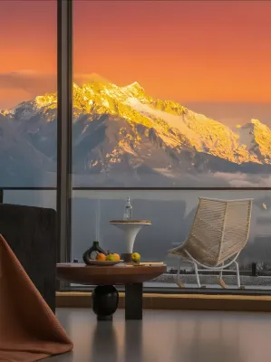 Mountain & Mist | Sunlit Golden Mountain Homestay (Baisha Ancient Town) 바이샤구전/백사고진 호텔