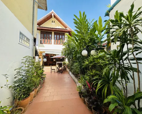 Villa Phounsab Tourist Street Hotels near That Chomsi