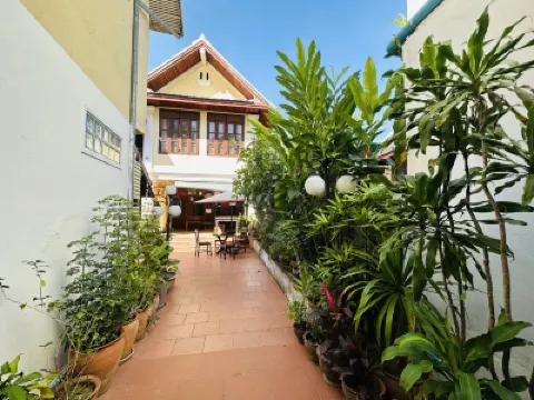 Villa Phounsab Tourist Street โรงแรมใกล้วัดชมเพชร