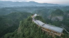 Zizai Pingjiang Wild Luxury Resort