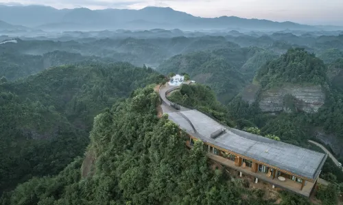 Zizai Pingjiang Wild Luxury Resort