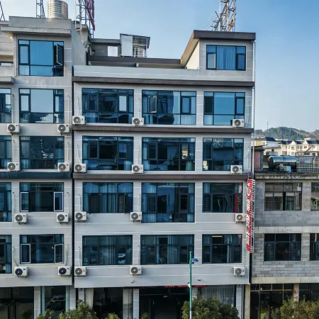 Xinyi · Lingxiu Audio-visual Homestay (Guanling Station)