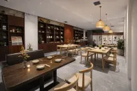 Poyang · Mido Cinema Design Style Designer Audio-Visual Hotel (Wenheli Food Street) - parking