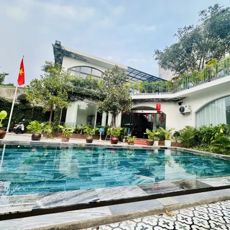 Cozy Embassy Garden
