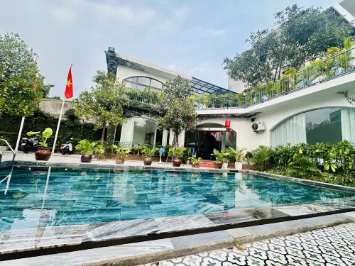 Cozy Embassy Garden
