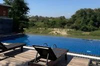 Namkhan Rivora Resort - สระว่ายน้ำแบบอินฟินิตี้