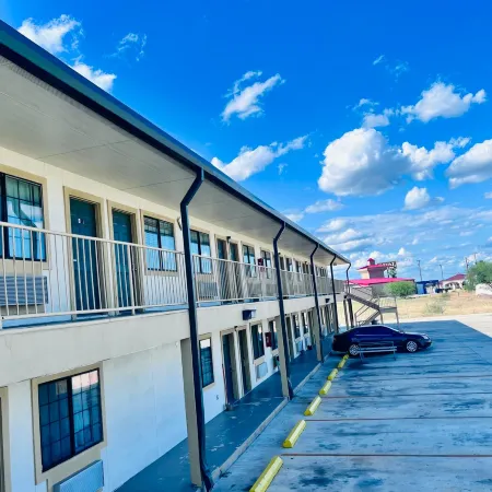 OYO Garden Inn and Suites Pearsall I-35 East