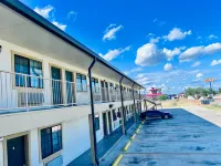 OYO Garden Inn and Suites Pearsall I-35 East