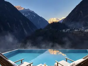 Hailuogou Luanxi Hidden Mountain Snow Mountain Scenic Hot Spring Resort Hote