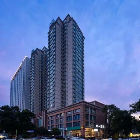 Huayi Hotel (Hankou Railway Station Changqing Road Branch)