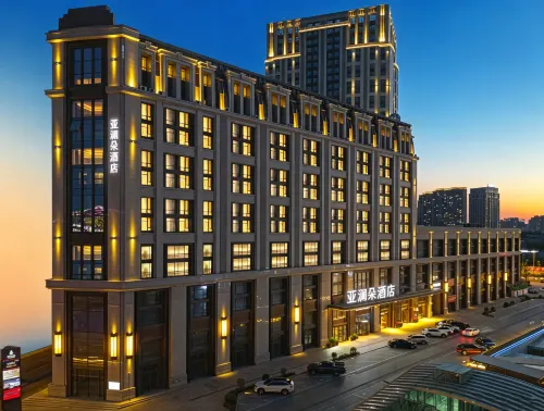 Yalanduo Hotel (Harbin West Station West Square Urban Rural Road Subway Station Branch)