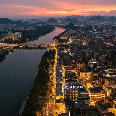 Starway Hotel (Guilin Two Rivers and Four Lakes & Elephant Hill Scenic Area) Отели рядом с достопримечательностью «Парк Fuboshan»