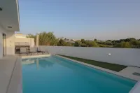 Modern Villa with Private Pool & Outdoor Dining - Vila