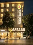 Super 8 Select Hotel (E‑Meishan High‑Speed‑Rail Station & Dafo‑Chanyuan Tourist‑Area Branch) - parking