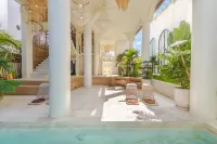 Djati Retreat & Yoga Lounge by Pertama Stay - مسبح خاص
