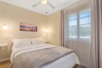 MetaWiseBnB Waterfront 3BR Coastal Escape - 4-stjärniga