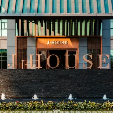 J House Hotel dekat Alun-alun Rakyat Shajing